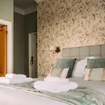 The Queens Hotel