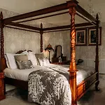 The Queens Hotel