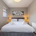 Ashton Mews Apartment With Free Parking