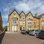Ashton Mews Apartment With Free Parking