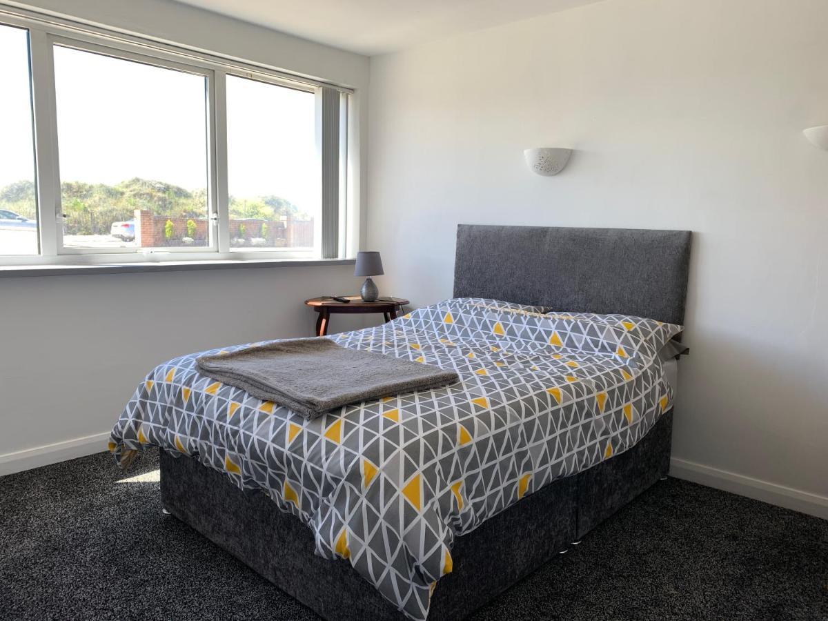 Front With Free Parking, St Annes Apartment