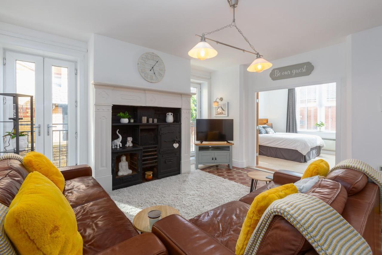 Charles Alexander Short - Clifton Drive Retreat Apartment