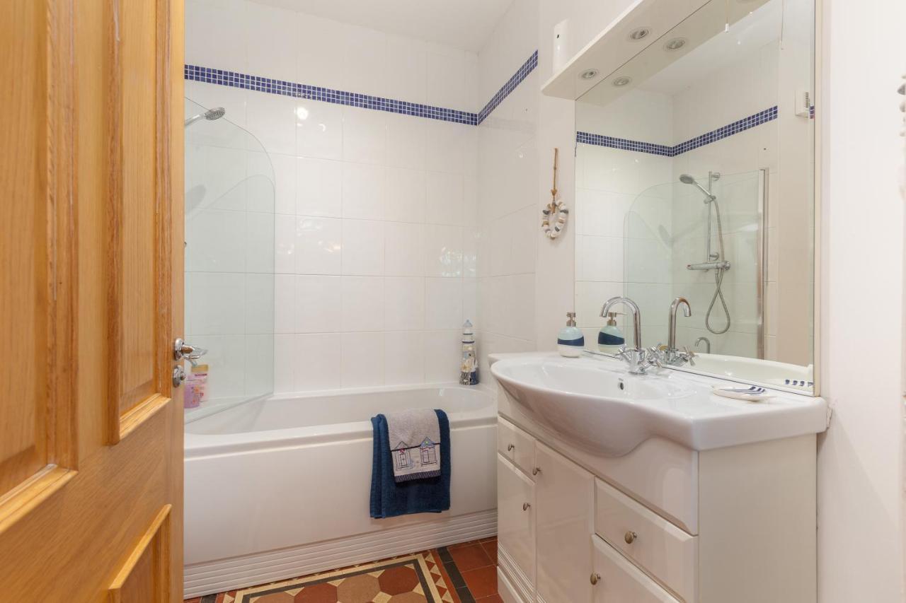 Charles Alexander Short - Clifton Drive Retreat Apartment *