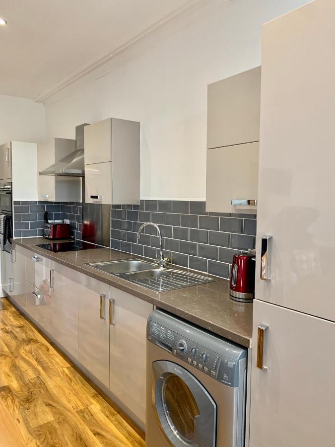 Lytham St Annes, A Spacious, High End, One Bedroomed 5 Apartment *
