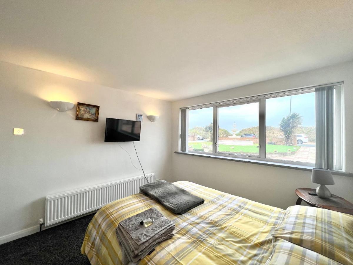 Apartment Front With Free Parking, St Annes