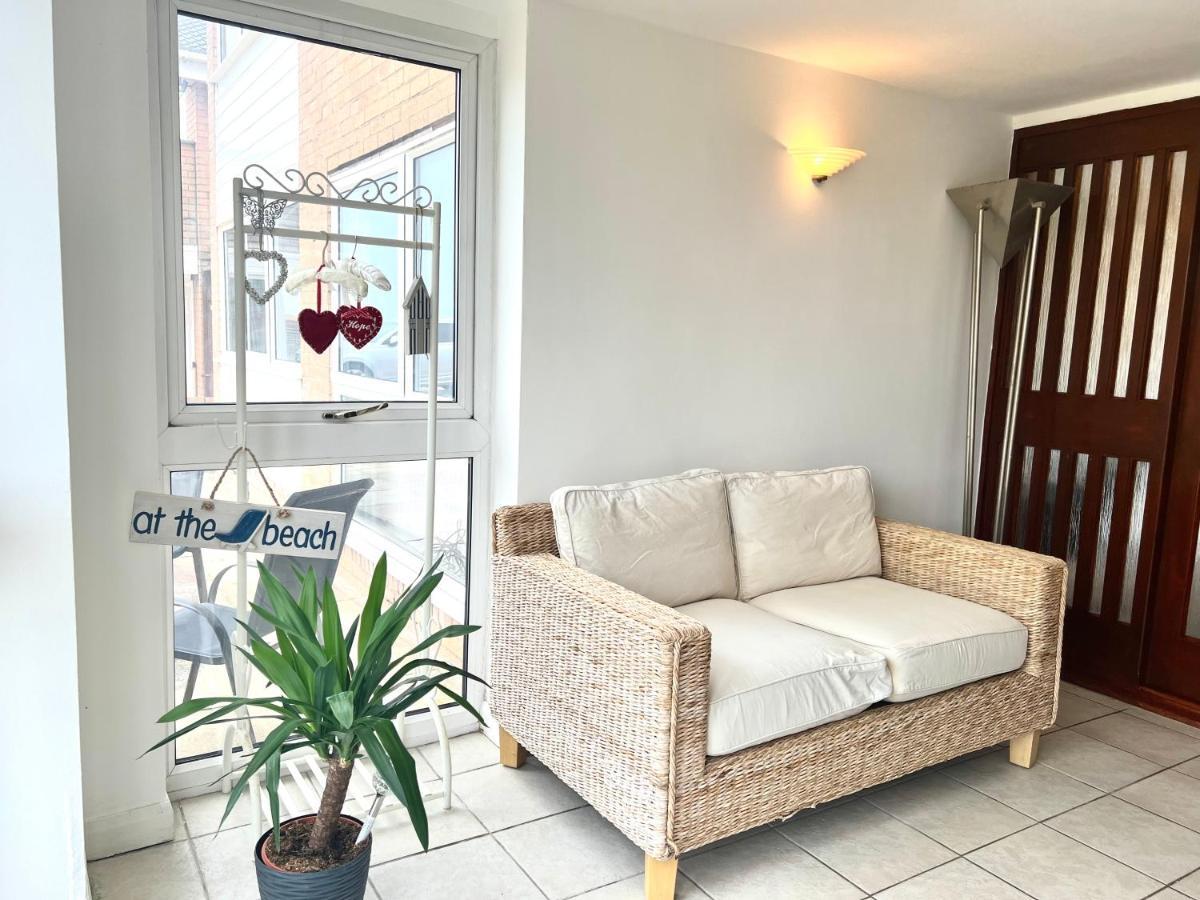 Front With Free Parking, St Annes Apartment *