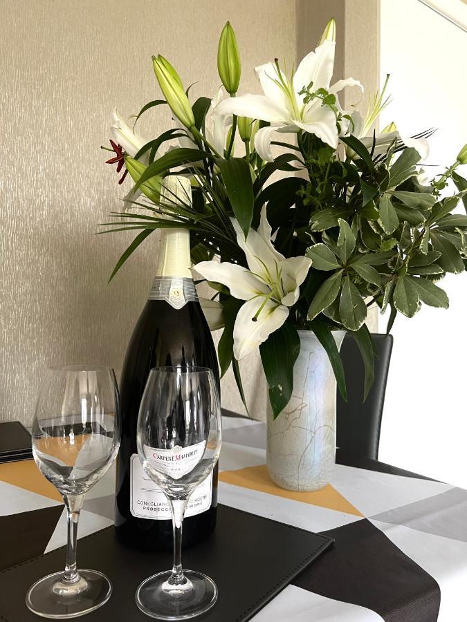 Front With Free Parking, St Annes Apartment