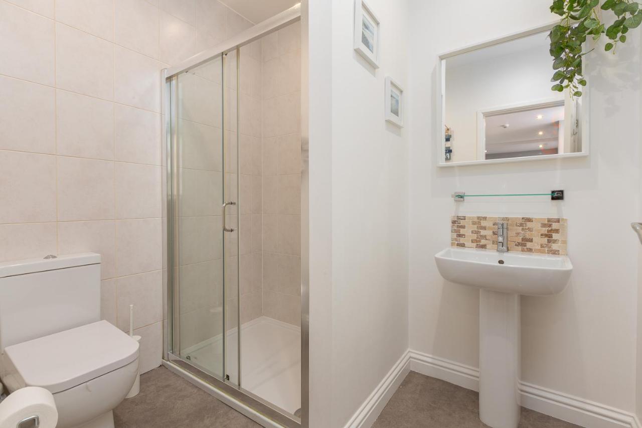 Ashton Mews With Free Parking Apartment