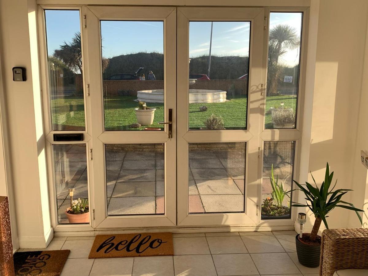 Front With Free Parking, St Annes Apartment *