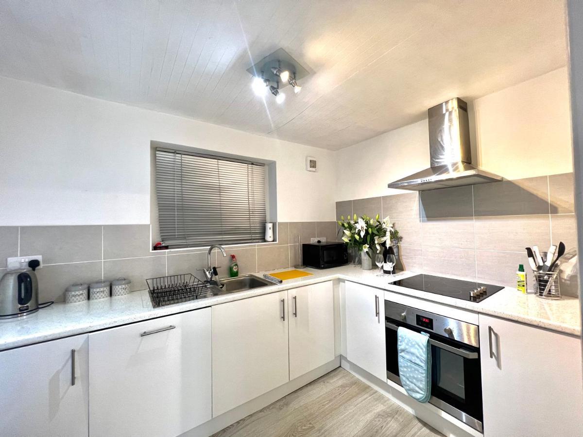 Front With Free Parking, St Annes Apartment *