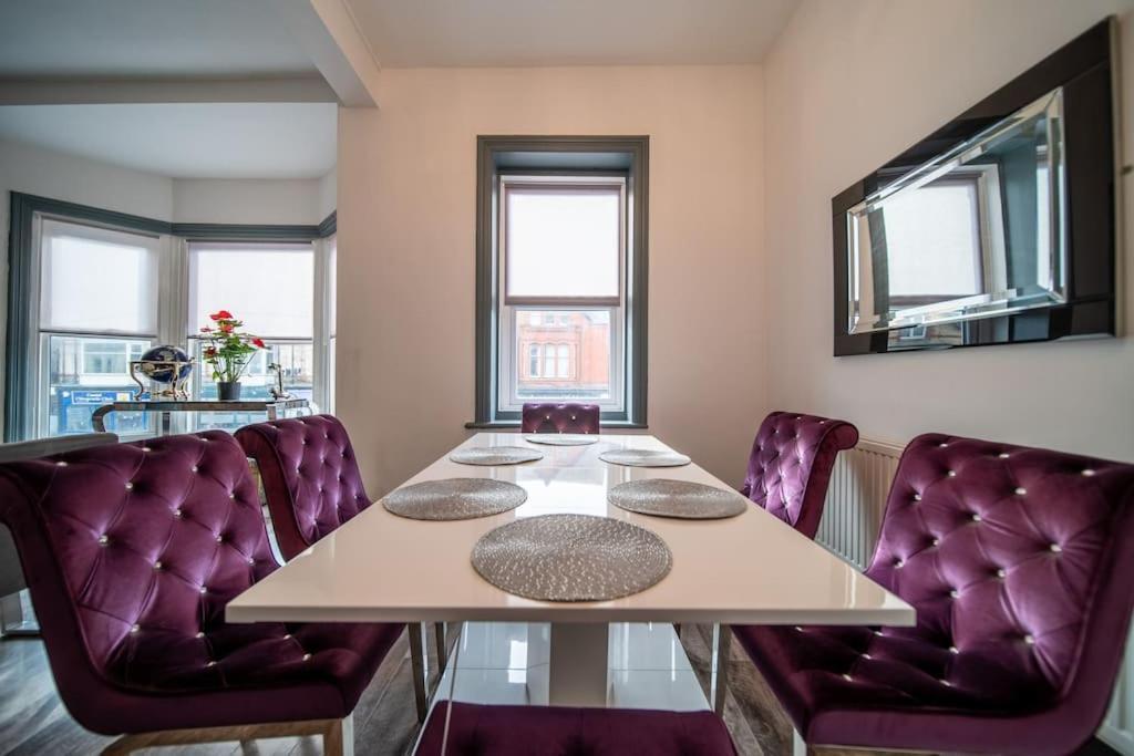 Spacious, Townhouse With Hot Tub & Free Parking Holiday home