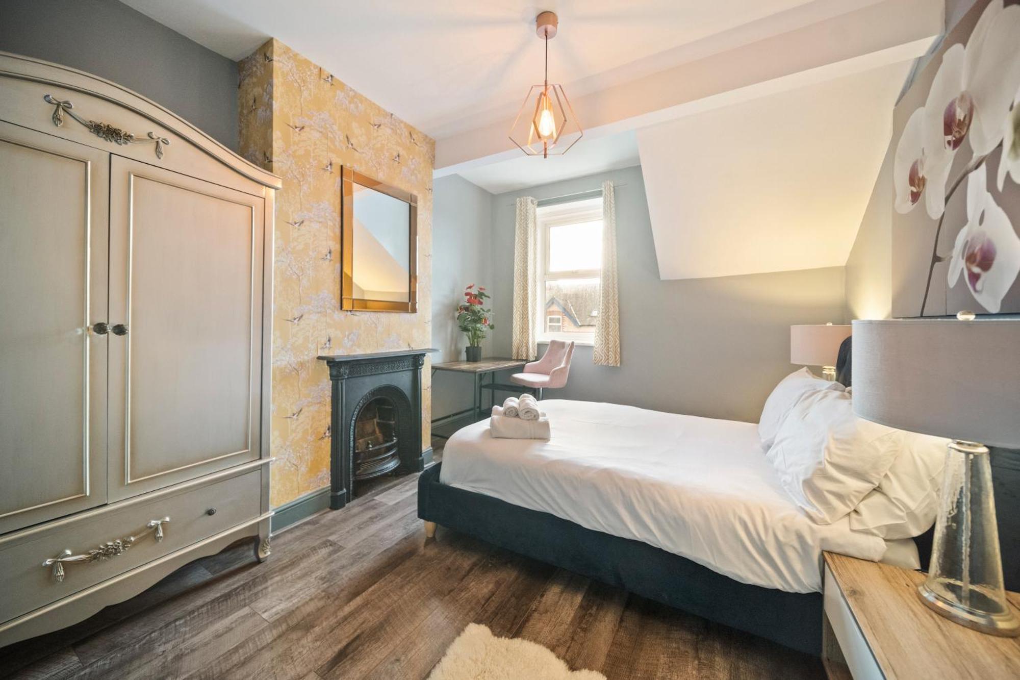 Holiday home Spacious, Townhouse With Hot Tub & Free Parking