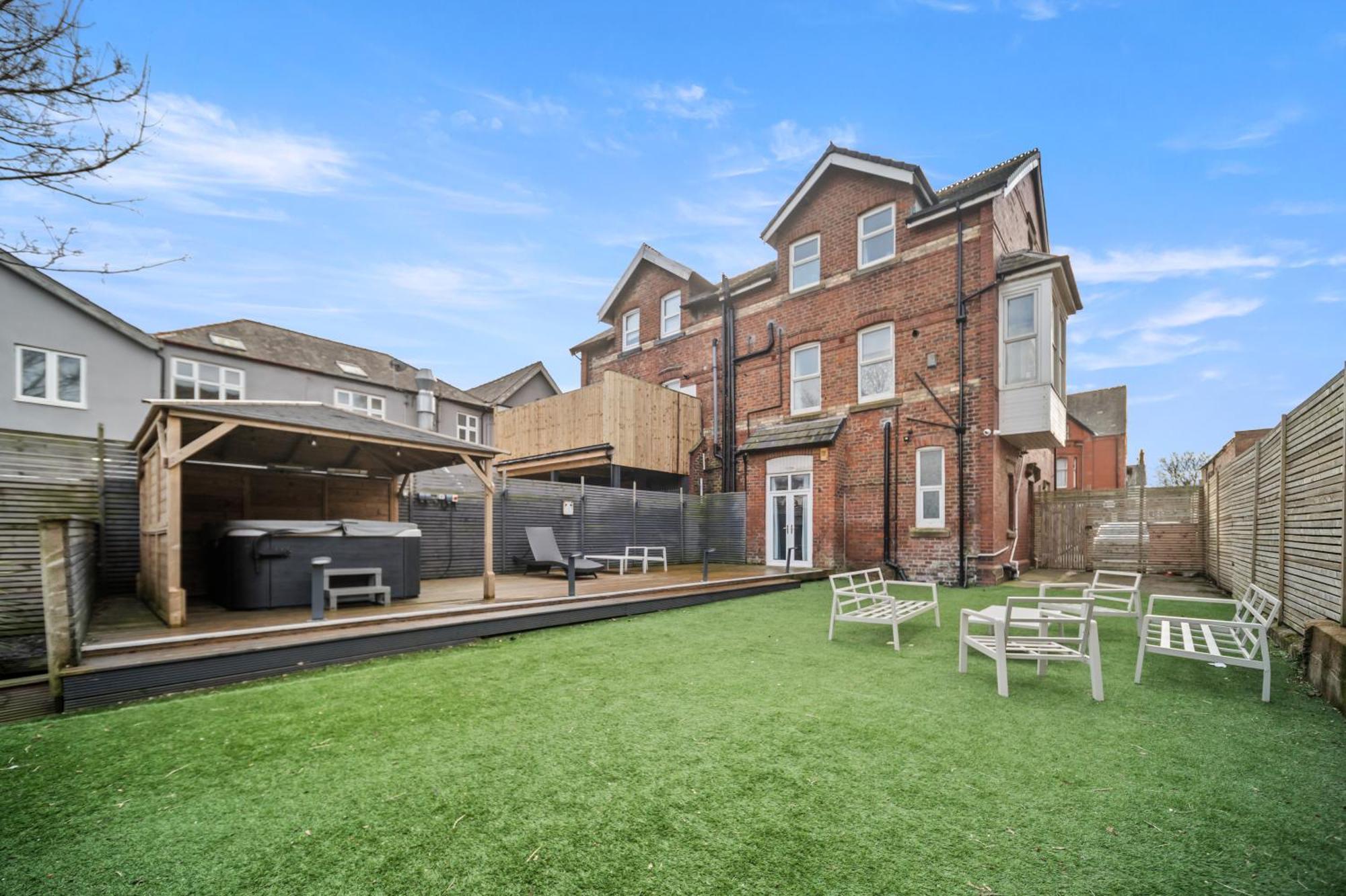 Spacious, Townhouse With Hot Tub & Free Parking *