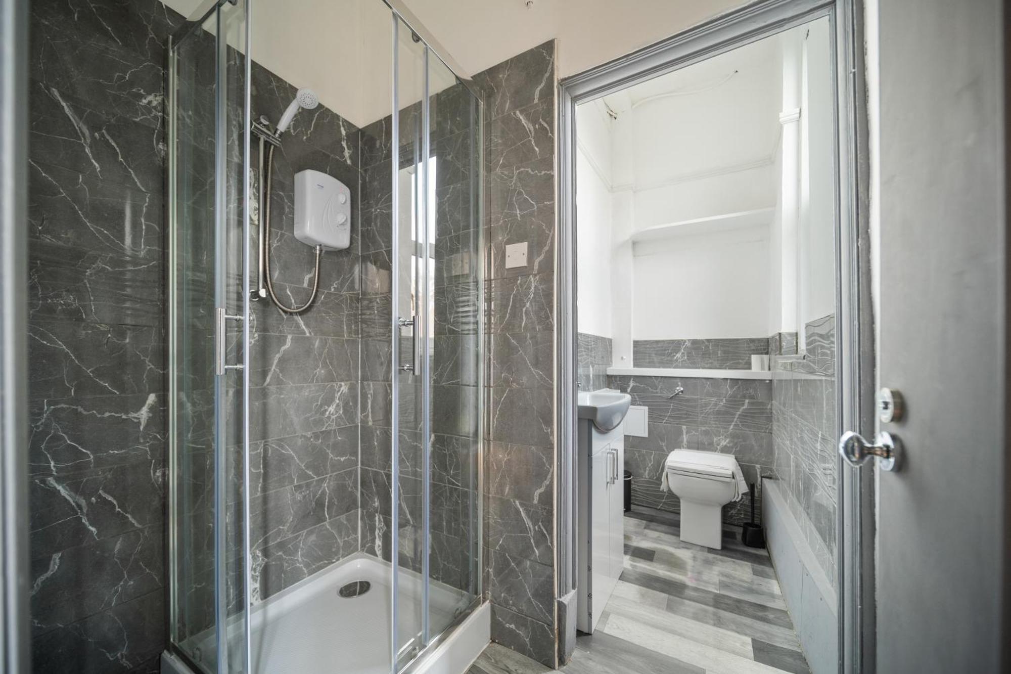 Spacious, Townhouse With Hot Tub & Free Parking