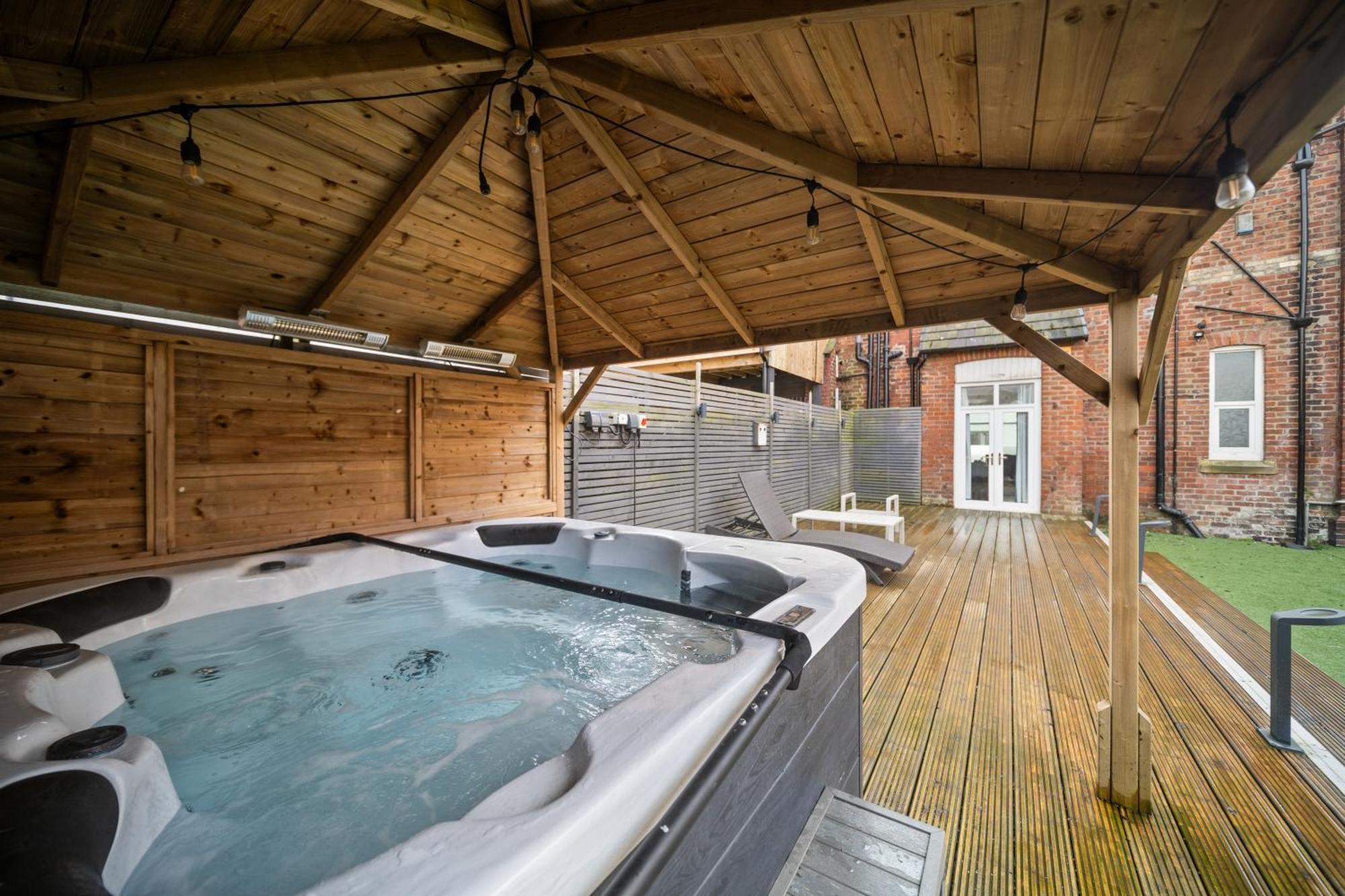 Holiday home Spacious, Townhouse With Hot Tub & Free Parking