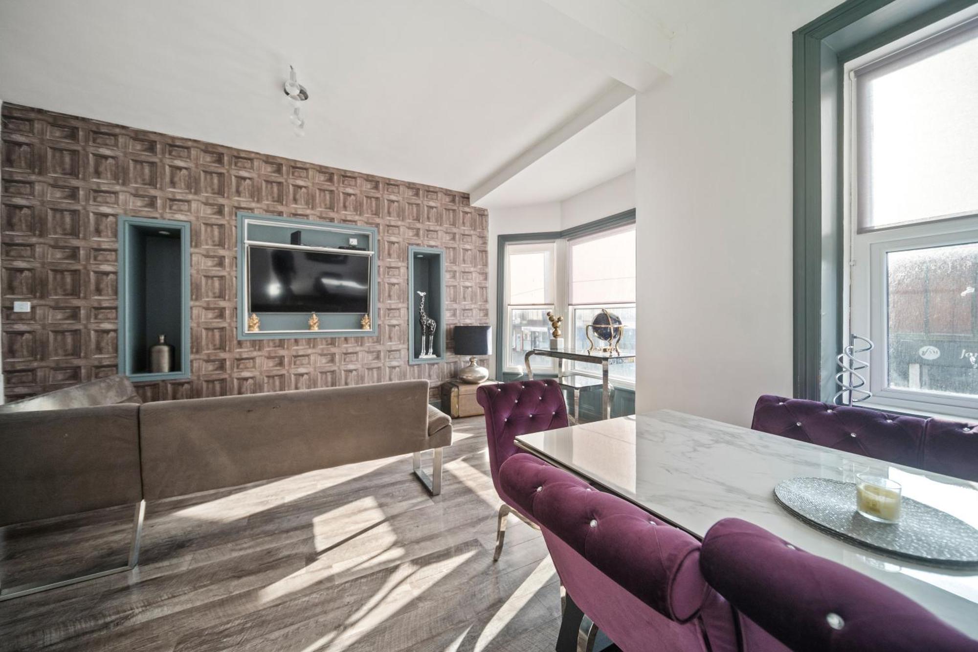Holiday home Spacious, Townhouse With Hot Tub & Free Parking *