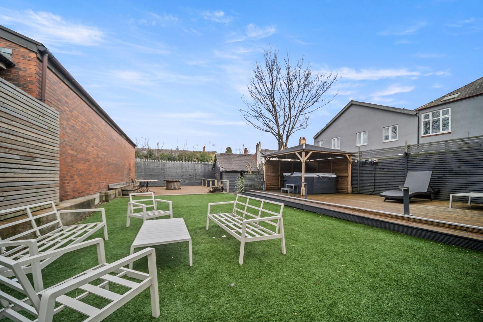 Spacious, Townhouse With Hot Tub & Free Parking Holiday home Lytham St Annes