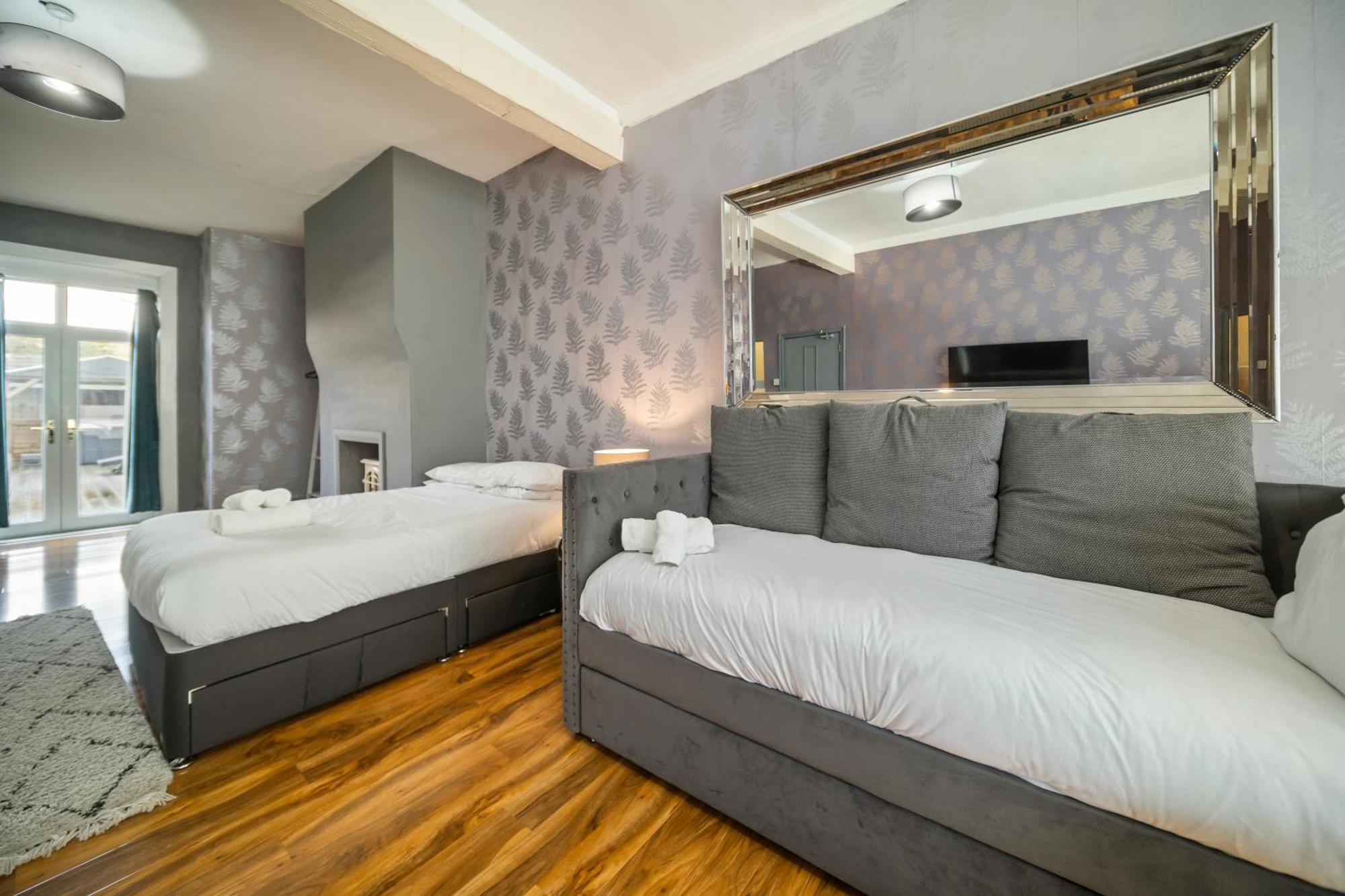 Holiday home Spacious, Townhouse With Hot Tub & Free Parking *