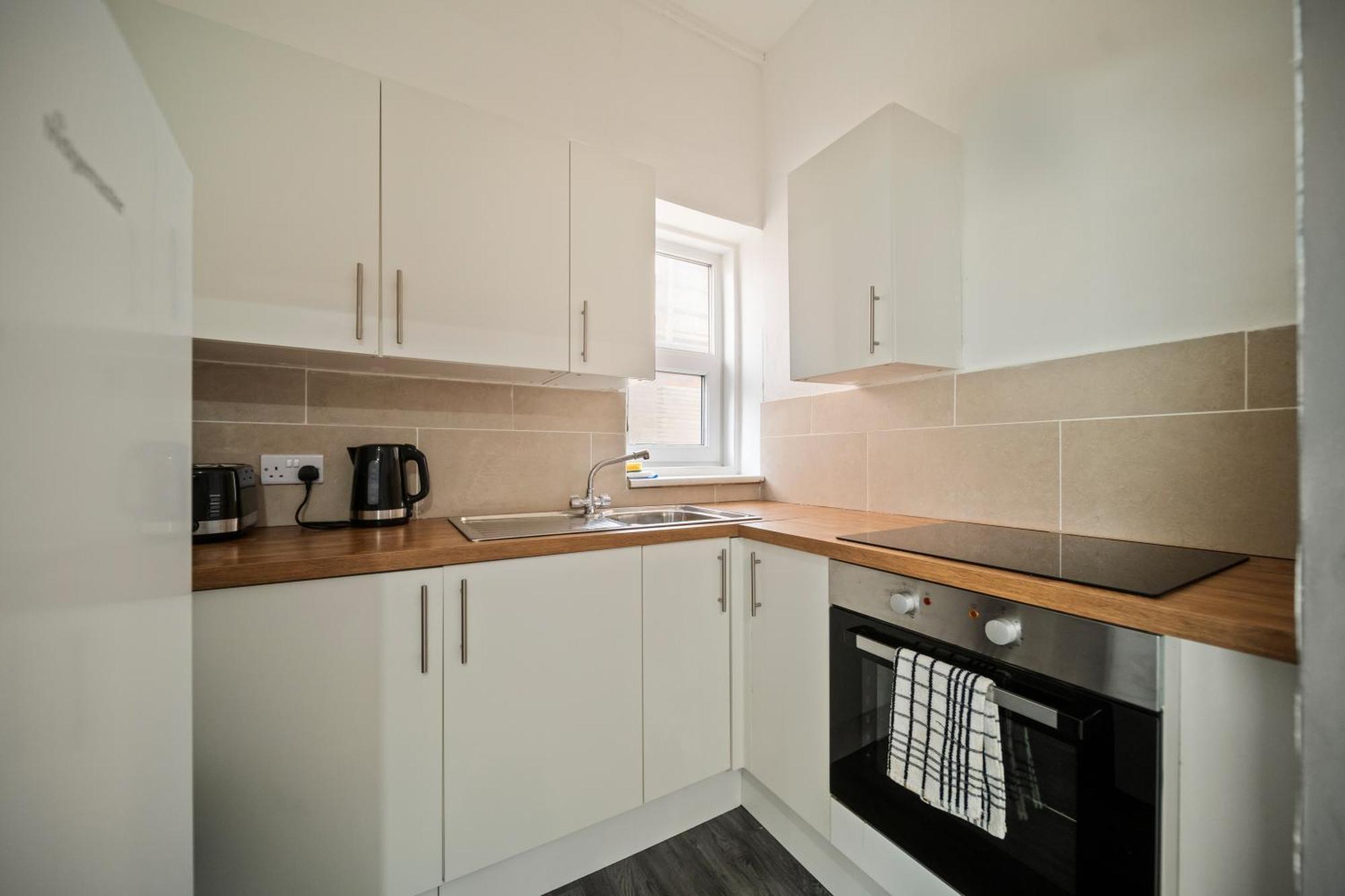 Spacious, Townhouse With Hot Tub & Free Parking *