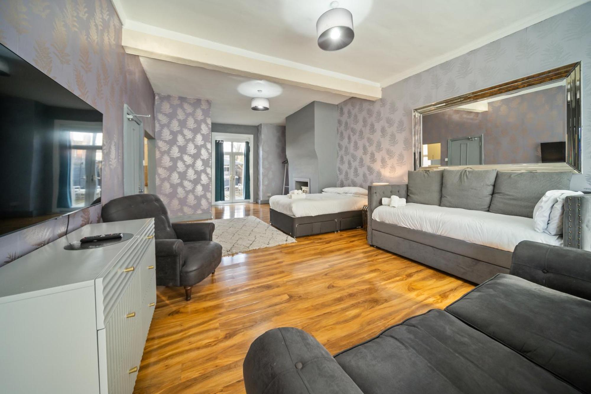 Spacious, Townhouse With Hot Tub & Free Parking * Lytham St Annes