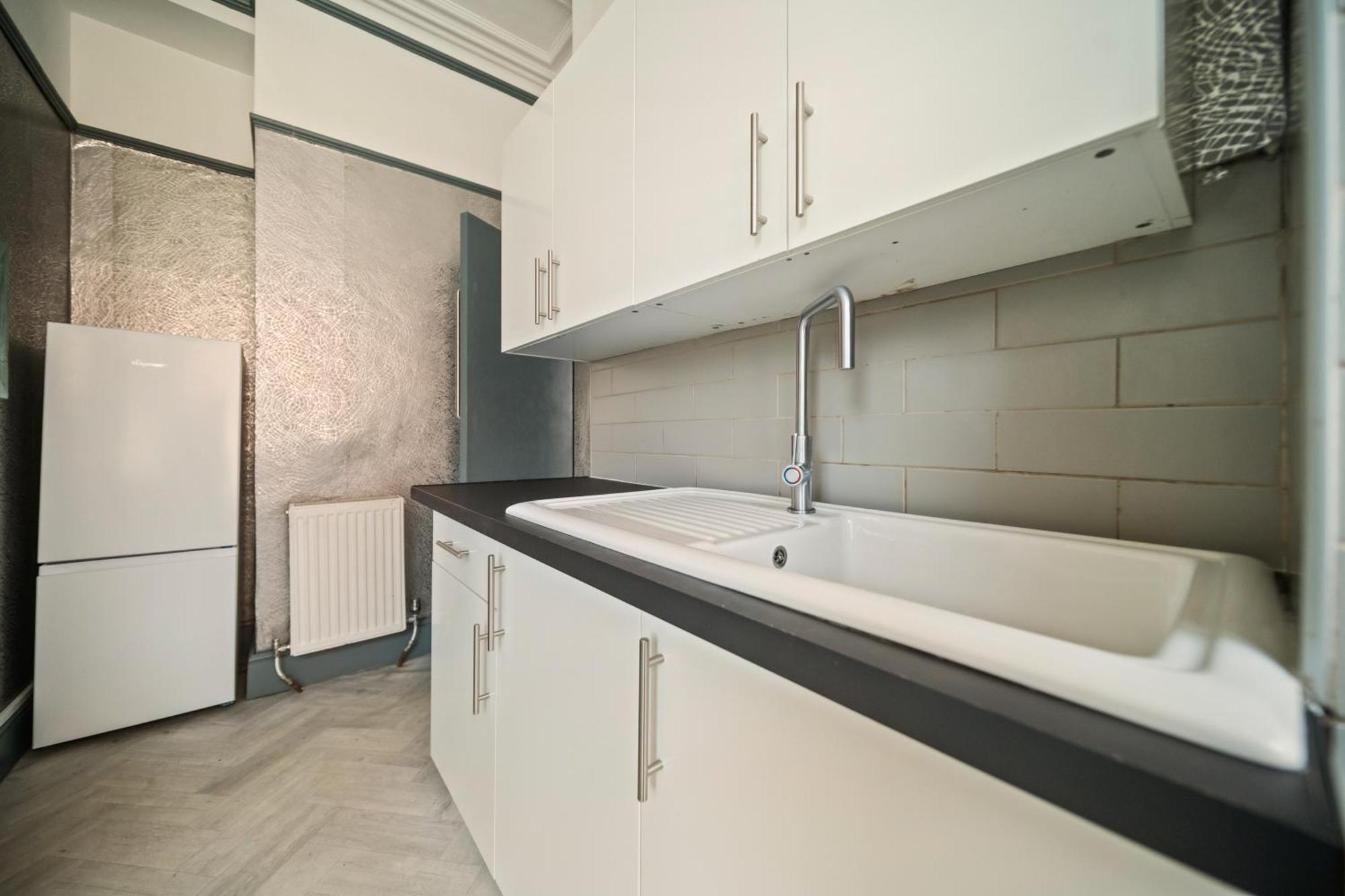Spacious, Townhouse With Hot Tub & Free Parking