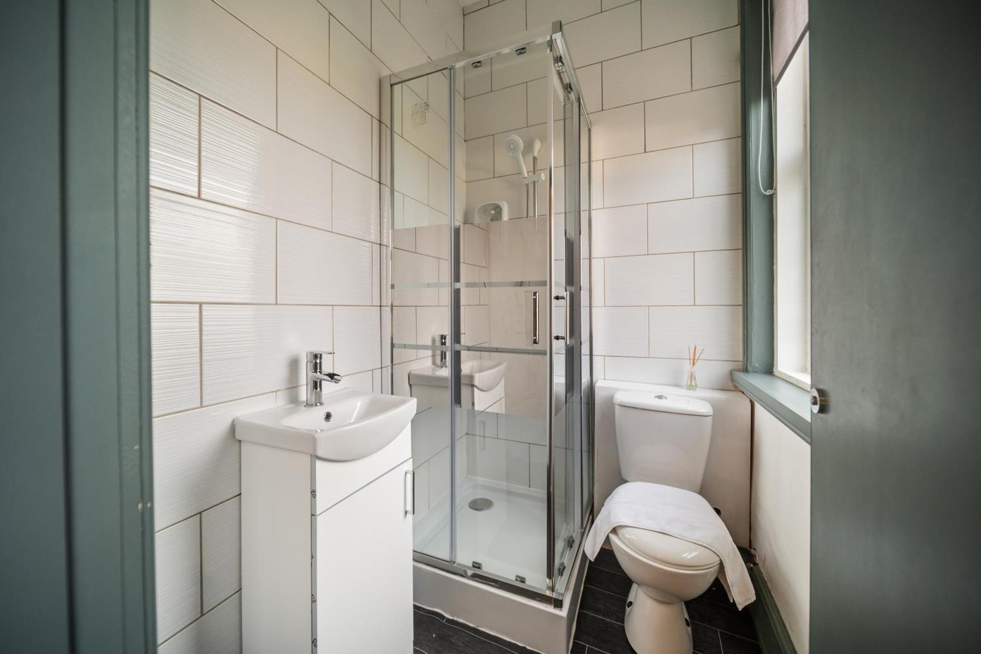Spacious, Townhouse With Hot Tub & Free Parking Holiday home