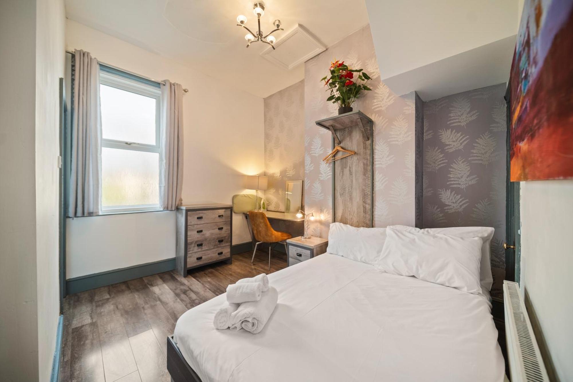 Holiday home Spacious, Townhouse With Hot Tub & Free Parking *
