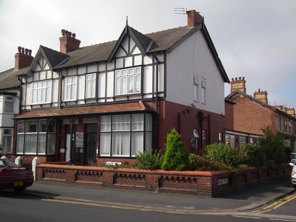 Tudor House 3*