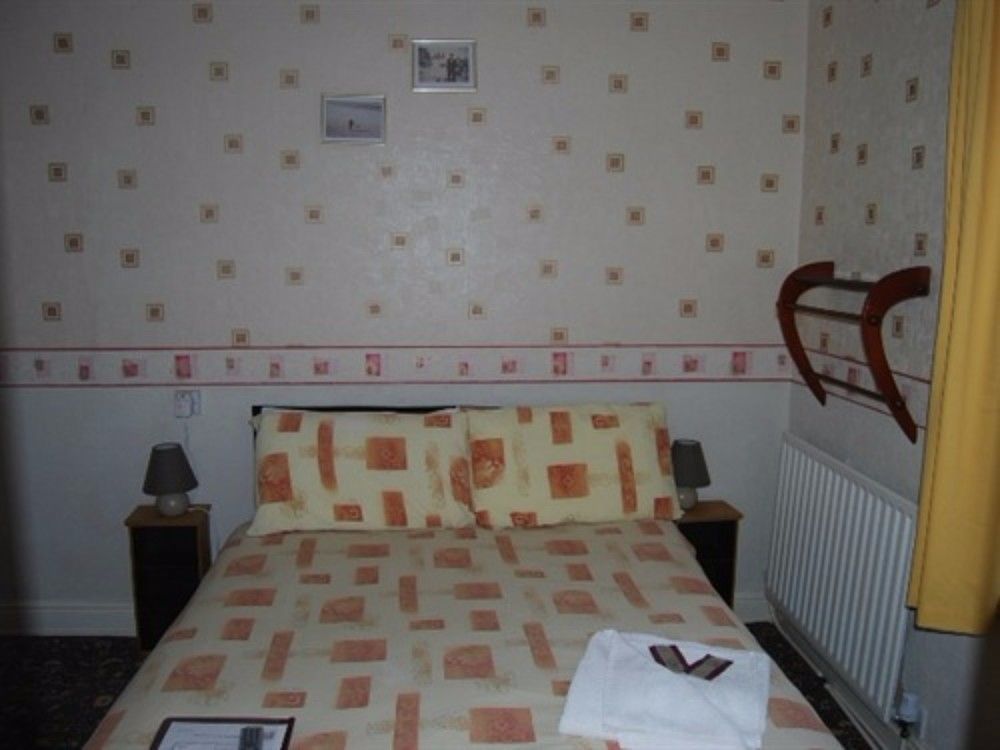 Tudor House 3*