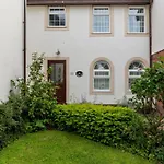 A Cheerful Three Bedroom House In Leafy Lytham