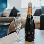 St David\'S - Stylish 2 Bed Apartment, Free Parking, Close To Beach