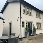 Cosy Hideaway In Leafy Lytham