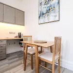 The Hideaway - Perfect Couples Retreat With Free Parking On Driveway
