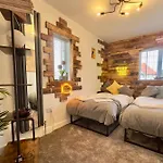Charles Alexander Short Stay - Derbe House