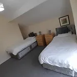 Blackpool - 2-Bed Apt - Sleeps 5 -