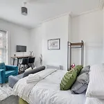 Glendale House By Guestz