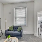 Glendale House By Guestz