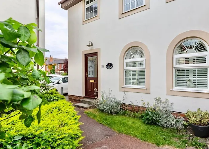 A Cheerful Three Bedroom House In Leafy Lytham