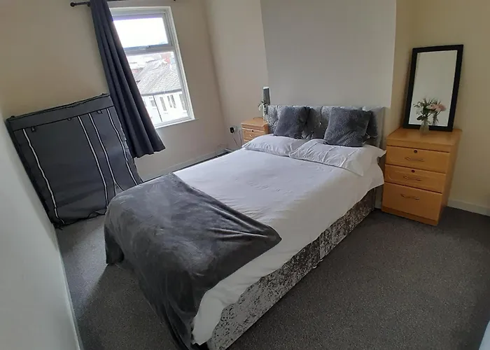 Blackpool - 2-Bed Apt - Sleeps 5 -