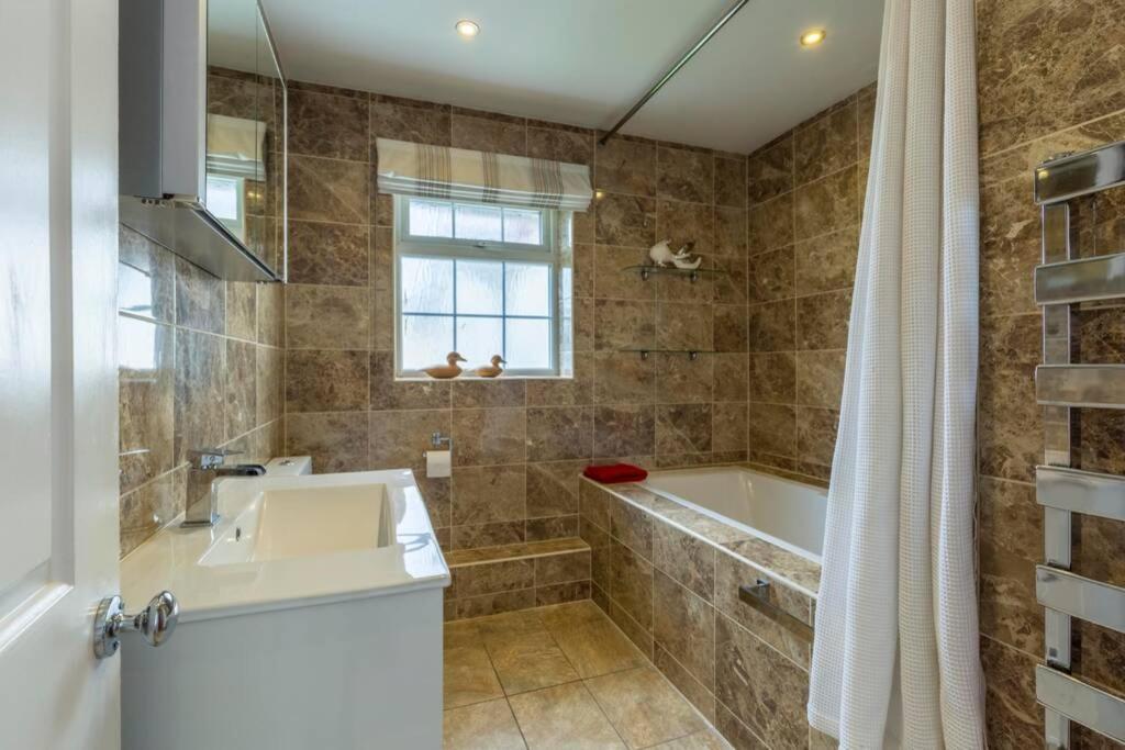 A Cheerful Three Bedroom House In Leafy Lytham Holiday home *