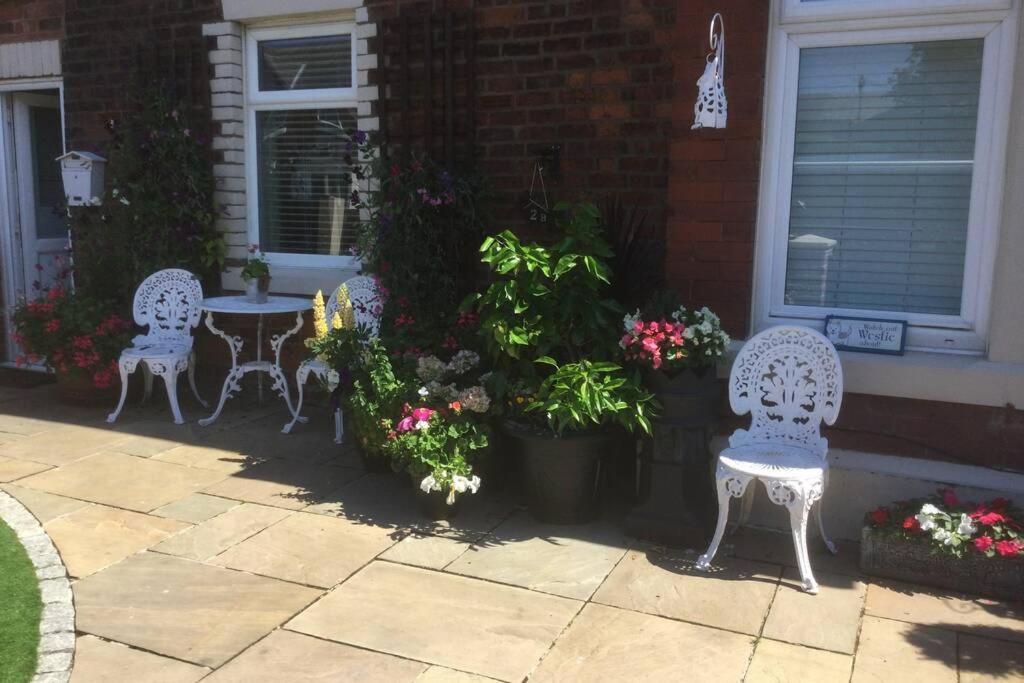 Apartment Leafy Lytham: Garden With Pet-friendly Policy *