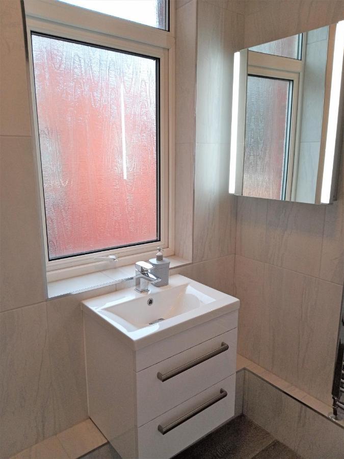 St Annes Apartments, Apartment *