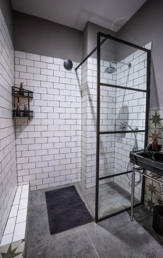 Newly Refurbished, Apt With Free Parking Apartment