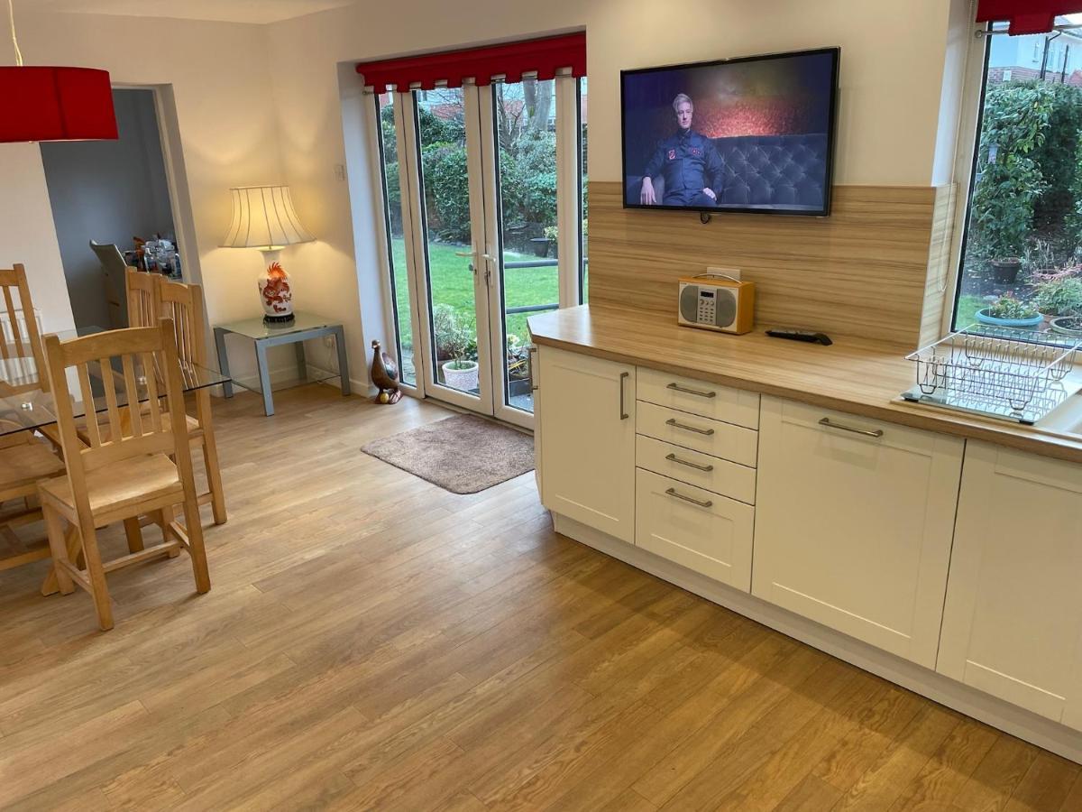 Holiday home 'sounion' - Fabulous, Spacious Modern House With Large Private Garden In Leafy Lytham *