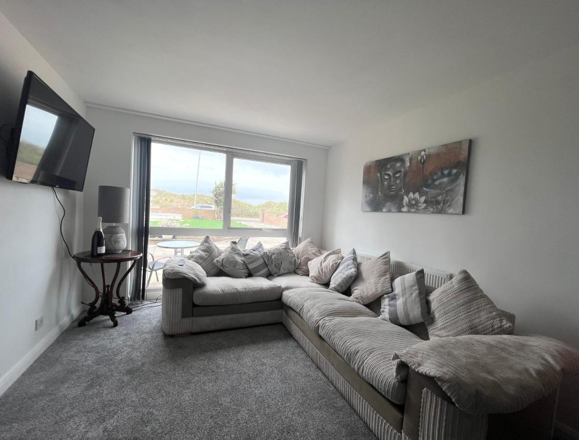 Front With Free Parking, St Annes Apartment