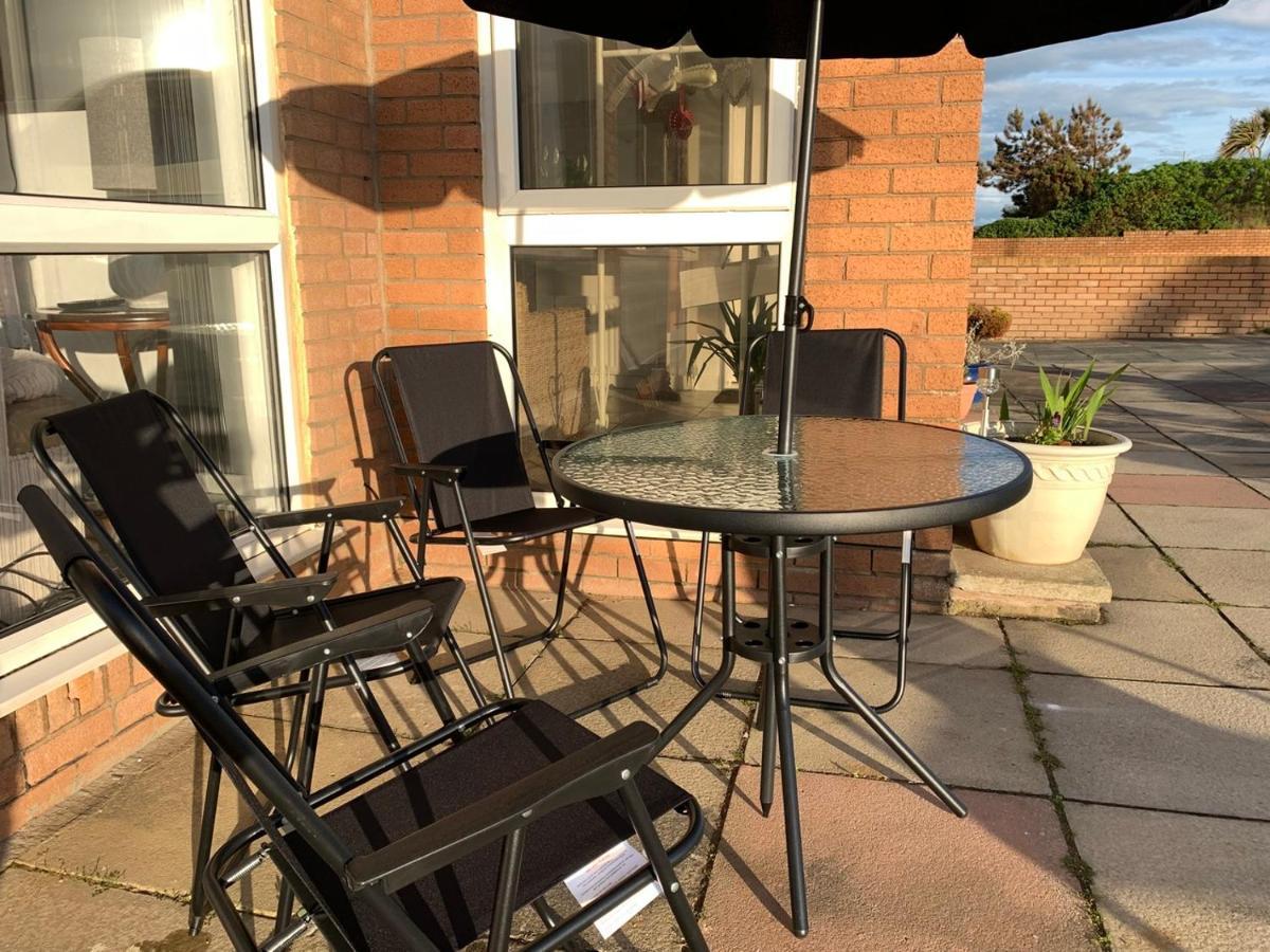 Front With Free Parking, St Annes Apartment *