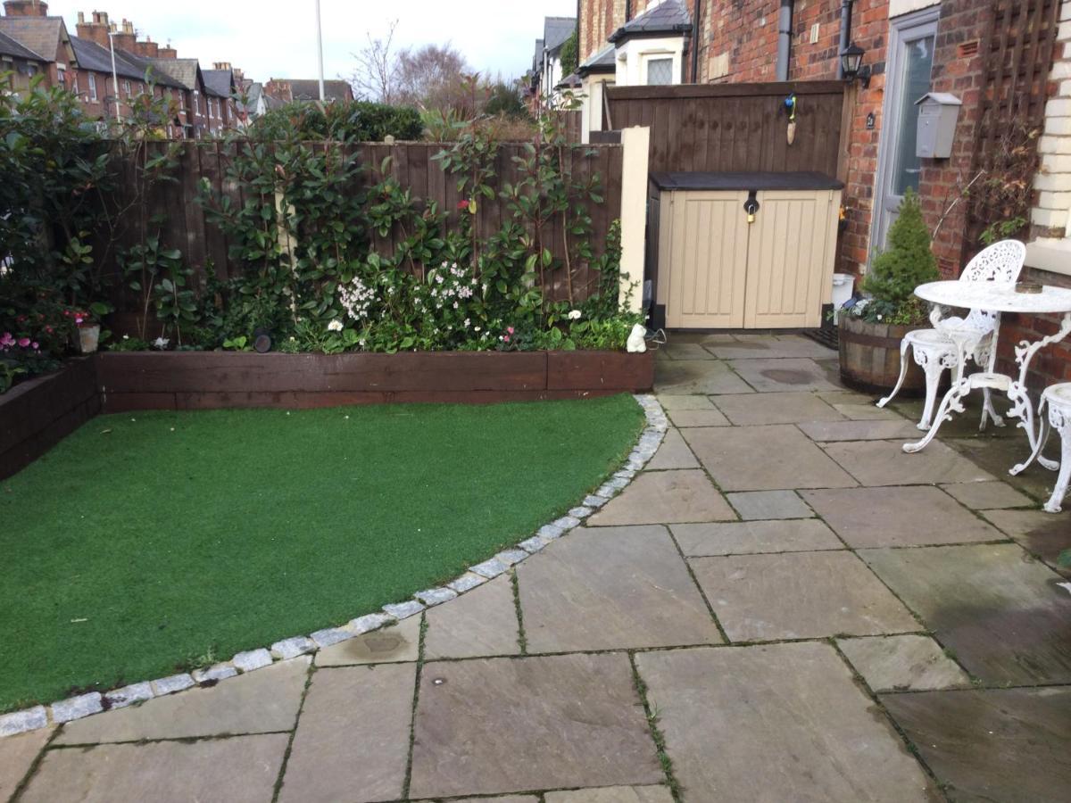 Apartment Leafy Lytham: Garden With Pet-friendly Policy *