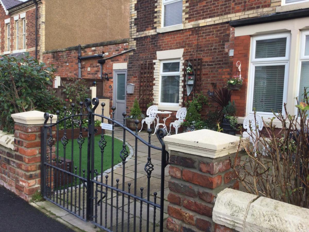 Leafy Lytham: Garden With Pet-friendly Policy Apartment *
