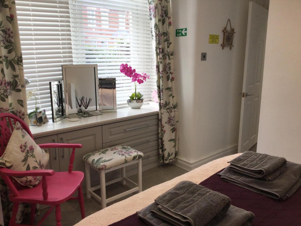 Leafy Lytham: Garden With Pet-friendly Policy *