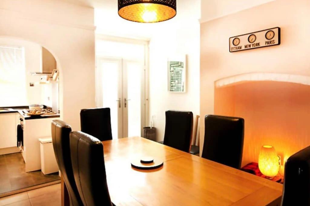 Sunny Seaside House Lytham Centre Sleeps 8 *